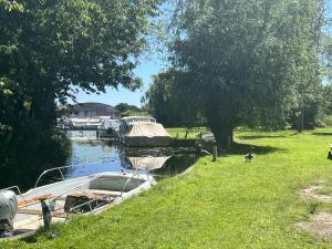 Gallery image of Adorable two bed Norfolk broads holiday home - river views with moorings & fishing in Stalham