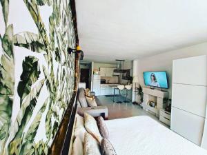 Kuchyň nebo kuchyňský kout v ubytování Tropical garden view with pool