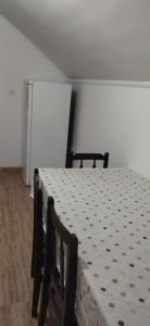 een kamer met een bed, een tafel en een koelkast bij Apartman Lazovic in Arilje +17 foto's