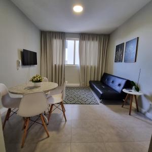 En sittgrupp på Apartamento inteiro 30 metros do mar