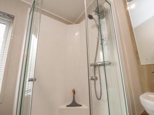 eine Dusche mit Glastür im Badezimmer in der Unterkunft Fountain View in Carnforth + 18 Fotos