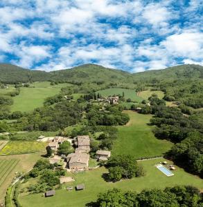 z góry widok na wioskę w górach w obiekcie Agriturismo La Villa w mieście Pieve a Scuola