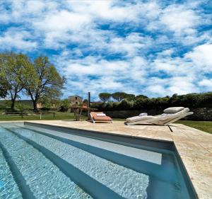 a swimming pool in a yard with a sky at Agriturismo La Villa in Pieve a Scuola
