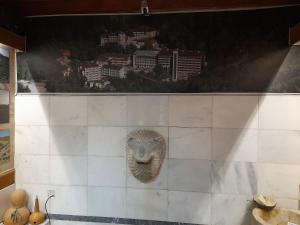 una pintura de una máscara en una pared en Turkish Retreat, en Saadet