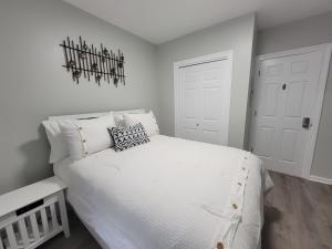 哈特福德One room for rent shared bathroom and kitchen的卧室里有一张白色的大床，配有白色的枕头