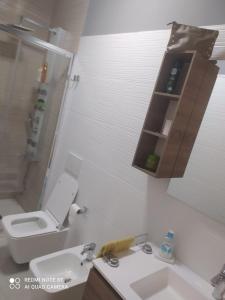 y baño con aseo, lavabo y espejo. en CASETTA DEL SARACENO en Roccalumera