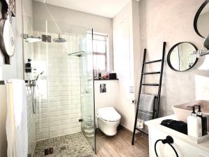 Ένα μπάνιο στο Rainbow Residence +58 φωτογραφίες