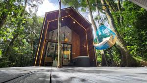 uma pequena casa de madeira no meio de uma floresta em Amalú Monteverde em Monteverde