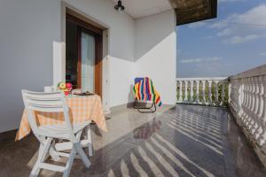 a patio with a table and a chair on a balcony at Casa da Maddalena e Andrea in Oppeano