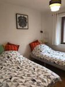 una camera da letto con due letti in una stanza di Modern 2 Twin Bed Gite can sleep up to 6 a Brécé
