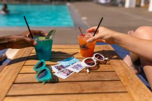 Compass by Margaritaville Medford的酒水