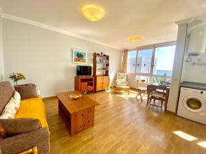 sala de estar con sofá y mesa en Sounds of The Sea Apartment, en Playa Blanca