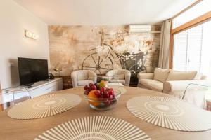 un soggiorno con tavolo e cesto di frutta; di Golden Sunny View Apartment a Puerto Rico de Gran Canaria