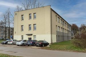 ein großes Gebäude mit davor geparkt in der Unterkunft Air Apartment 116 in Vilnius