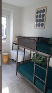 Zimmer mit 2 Etagenbetten und einem Fenster in der Unterkunft Appartement, port de Binic in Binic