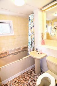 uma casa de banho com um WC e um lavatório em The Chinatown Home - Private Garden, NETFLIX, BBQ & Bar em Birmingham