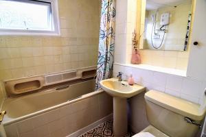 ein Badezimmer mit Waschbecken, Toilette und Badewanne in der Unterkunft The Chinatown Home - Private Garden, NETFLIX, BBQ & Bar in Birmingham + 22 Fotos