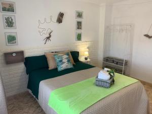 Posteľ alebo postele v izbe v ubytovaní Casa Enric , con zona infantil, piscina y parking privado