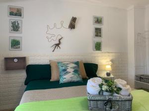 Posteľ alebo postele v izbe v ubytovaní Casa Enric , con zona infantil, piscina y parking privado