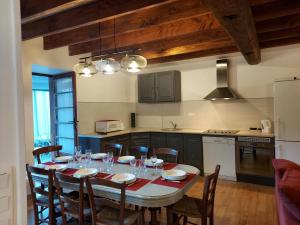 una cocina con una mesa con copas de vino. en La Treille, en Tignac