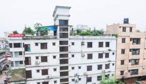 een wit gebouw met een balkon erboven bij Ali International Hotel in Dhaka