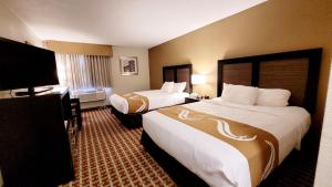 Ένα ή περισσότερα κρεβάτια σε δωμάτιο στο Quality Inn & Suites +49 φωτογραφίες