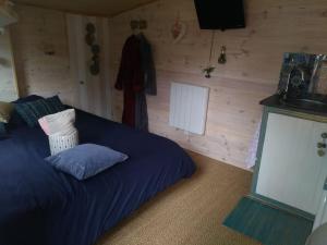 Un ou plusieurs lits dans un hébergement de l'établissement Gîte cosy éco-insolite, à Libourne, 8 min St-Emilion