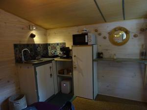 Cuisine ou kitchenette dans l'établissement Gîte cosy éco-insolite, à Libourne, 8 min St-Emilion