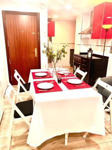 une table à manger avec un tissu de table rouge et blanc dans l'établissement Apartamento Deluxe, 4 habitaciones, Parking, à Madrid