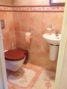 A bathroom at Meseházikó