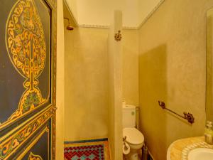 een badkamer met een toilet en een douche bij Palais Tinmel Marrakech in Marrakesh