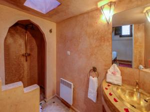 een badkamer met een wastafel, een douche en een wastafel bij Palais Tinmel Marrakech in Marrakesh