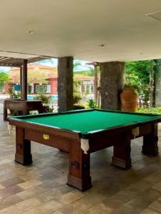 una mesa de billar en una habitación con una mesa verde en Hotel Búzios Resort com Entretenimento en Búzios