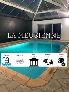 Belleray的住宿－Gîte familial avec spa privatif & piscine chauffée，建筑中的一个标志,上面写着迷迭层