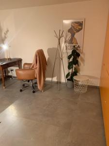 una oficina con escritorio y silla en una habitación en Privatzimmer 500 m zur Messe München, en Haar