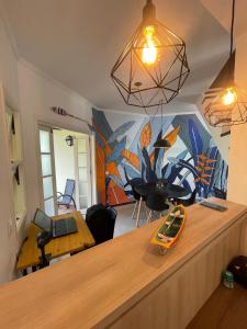 uma cozinha com um balcão com uma prancha de surf em Casa em condomínio fechado Paraty - KG Home em Paraty