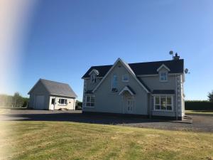 una gran casa blanca con patio en Burton Hall - Pauline, en Carlow