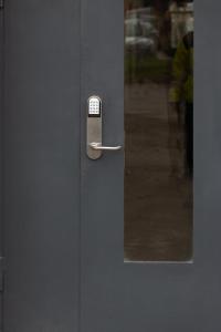 une porte avec poignée sur une porte grise dans l'établissement Air Apartment 211, à Vilnius