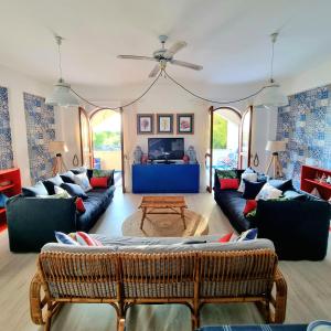 a living room with couches and a table at VISTA MARE Su tre piani con giardino in Falerna