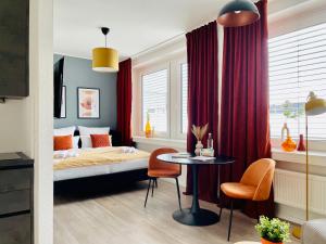 um quarto com uma cama e uma mesa em Klassen Stay - Exklusives Apartment am HBF - Küche, Netflix, Kingsizebett em Koblenz