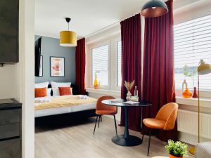 a bedroom with a bed and a table in it at Klassen Stay - Exklusives Apartment am HBF - Küche, Netflix, Kingsizebett in Koblenz