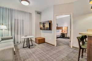 TV a/nebo společenská místnost v ubytování Staybridge Suites Tyler University Area by IHG