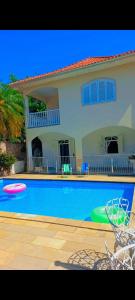 una casa con piscina e frisbee di Casa de novela , Sol e piscina a Cachoeiras de Macacu