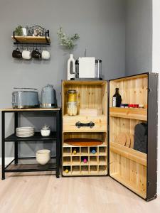 Dapur atau dapur kecil di Klassen Stay - Exklusives Apartment am HBF - Küche, Netflix, Kingsizebett