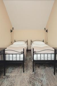 2 Betten nebeneinander in einem Zimmer in der Unterkunft Branša in Telšiai