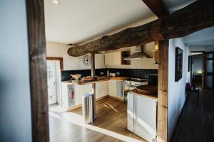 Kuchyň nebo kuchyňský kout v ubytování La Bergerie Chaleureux Cottage en Bord de Mer