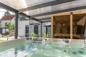 Bazén v ubytovaní Lake Spirit Boutique Apartments alebo v jeho blízkosti