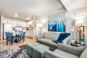 百年市的住宿－Parks Residential Denver，客厅配有沙发和桌子