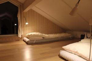 Gålå Fjellhytte - cabin with sauna and whirlpool tub في Sør-Fron: سريرين في غرفة مع علية