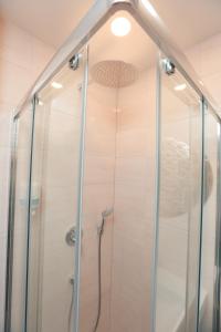 La salle de bains est pourvue d'une douche et d'une cabine de verre. dans l'établissement Branša, à Telšiai